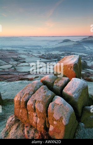 Bordo Froggatt sunrise Derbyshire Peak District Inghilterra GB UK EU Europe Foto Stock