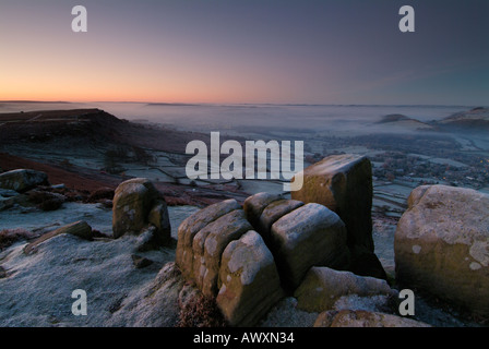 Bordo Froggatt sunrise Derbyshire Peak District Inghilterra GB UK EU Europe Foto Stock