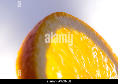 Fresca e succosa cercando di colore arancione con retroilluminazione a fette di portare fuori la trama e il colore Foto Stock