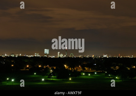 Una notte tempo immagine della Londra Skyine inclusi St Pauls Cathedral, Canary Wharf, il Gherkin, Swiss Re Building, & la città Foto Stock