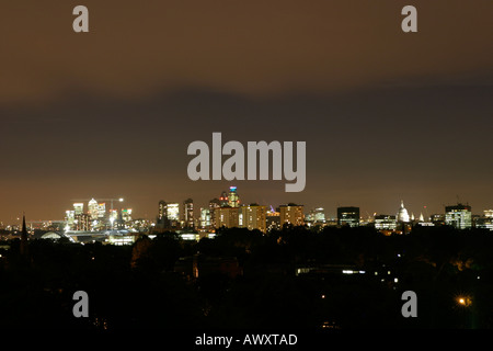 Una notte tempo immagine della Londra Skyine inclusi St Pauls Cathedral, Canary Wharf, il Gherkin, Swiss Re Building, & la città Foto Stock