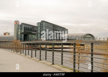 Berlino Stazione Centrale visto dall'altro lato del fiume Spree Foto Stock