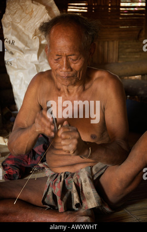 Il MlaBri persone sono anche noti come yellow leaf persone hanno usato per vivere in profondità nella giungla della Thailandia e sono state raramente visto Ba Foto Stock