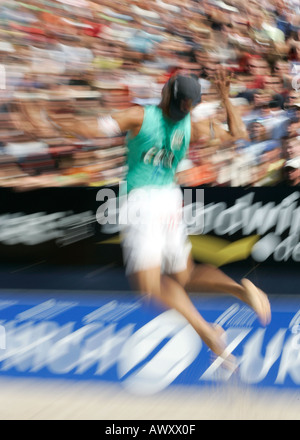 Lettore Beachvolleyball jumping fino a servire Foto Stock