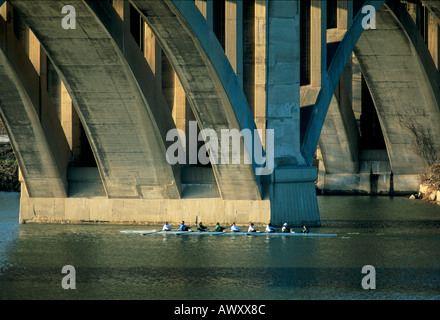 Washington D C USA Georgetown womens canottaggio pratiche del team sul Fiume Potomac sotto Francis Scott Key Bridge mattina presto Foto Stock