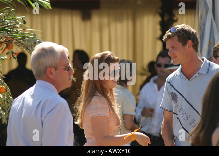 La principessa Beatrice parla a Jack Kidd al Veuve Clicquot Gold Cup Final Cowdray Park Midhurst 2005 Foto Stock