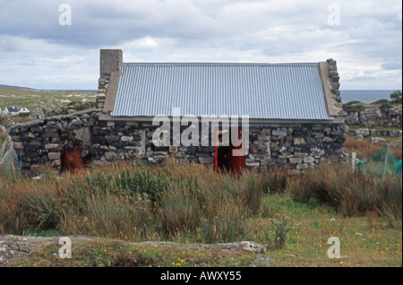 Vecchio cottage in pietra a sinistra semi-derelitti, vicino Streamstown, Connemara, Irlanda Foto Stock