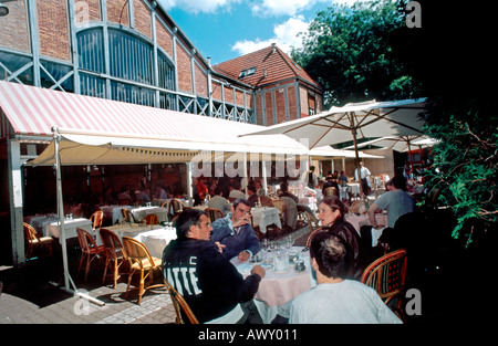 Neuilly sur Seine, France Paris Restaurant, trendy 'Café de la Jatte' People Dining on Terrace, su 'Ile de la Jatte' tavoli ombrelloni Foto Stock