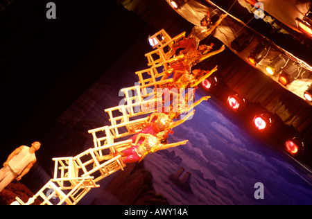 Prestazioni acrobatiche in teatro Chaoyang Pechino CINA Foto Stock