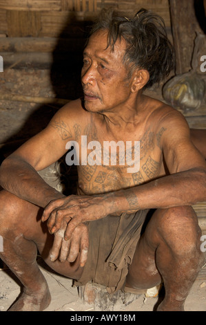 Il MlaBri persone sono anche noti come yellow leaf persone hanno usato per vivere in profondità nella giungla della Thailandia e sono state raramente visto Ba Foto Stock