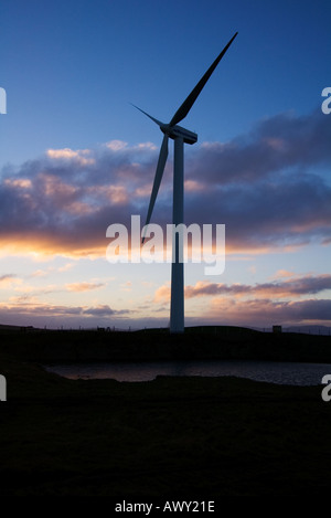 Dh turbina eolica Energia elettrica UK Vesa piccola turbina eolica Northfield Burray Orkney al tramonto Foto Stock