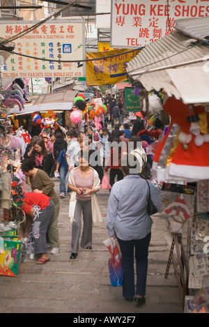 Dh Pottinger Street CENTRAL HONG KONG folle di persone in stallo del mercato lane Foto Stock