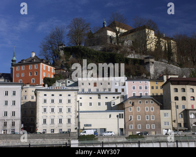 Il monastero sulla sommità del Monte dei Cappuccini che si affaccia sulle rive del fiume Salzbach in Salzburg Austria Foto Stock