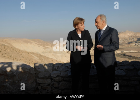 Il cancelliere tedesco Angela Merkel con il presidente israeliano Shimon Peres nel deserto del Negev, Israele Foto Stock