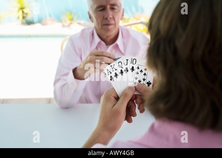 Persone giocare a carte Foto Stock