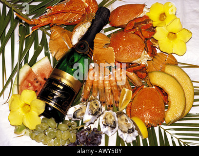 Piatti a base di frutti di mare e una bottiglia di Champagne Foto Stock
