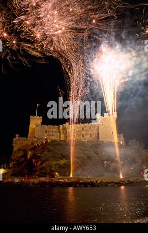 Fuochi d'artificio di illuminato il castello di Dunvegan sull'Isola di Skye in Scozia Foto Stock