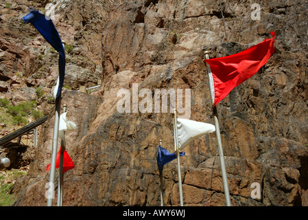 Bandiere colorate volare nel vento al di sopra del Royal Gorge percorso i binari della ferrovia in Colorado Foto Stock