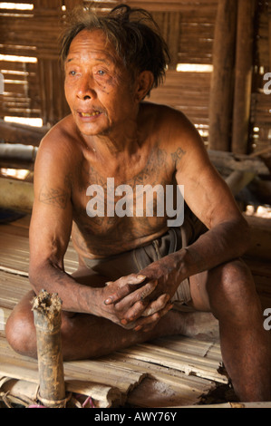 Il MlaBri persone sono anche noti come yellow leaf persone hanno usato per vivere in profondità nella giungla della Thailandia e sono state raramente visto Ba Foto Stock