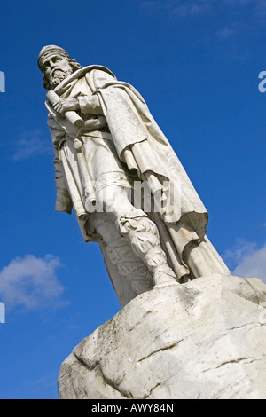 Il danneggiato la statua di Re Alfredo il Grande nella piazza del mercato wantage Foto Stock
