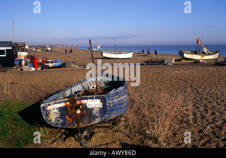 Barche di pescatori sulla spiaggia di Aldeburgh Suffolk in Inghilterra Foto Stock