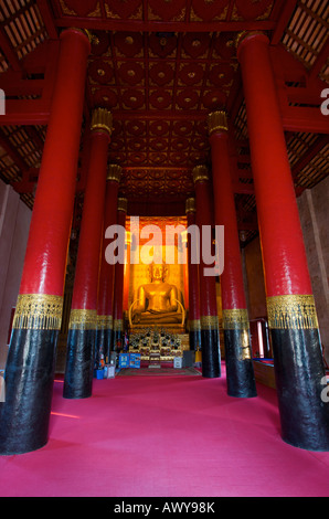 Il principale Viharn al Wat Phra That Chang Kham la seconda più importante tempio di Nan Thailandia dopo il Wat Phumin Foto Stock