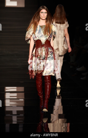 Il greco della settimana della moda nella sala Zappio autunno inverno 2008 2009 designer Yiorgos Eleftheriades Atene Grecia 15 3 2008 Foto Stock