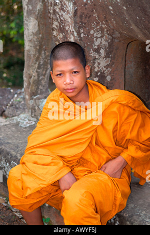 Cambogia , Angkor , Preah Khan Temple , giovani adolescenti monaco buddista pone nel tradizionale abitudine di zafferano o accappatoi Foto Stock