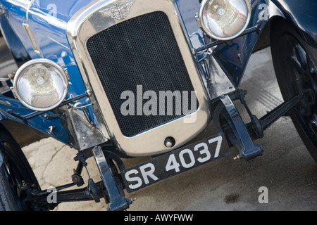 Vista frontale 1924 20s pre-war blue Austin Vintage Car, Austin 7 - SR 4037 - vista frontale ravvicinata. Foto Stock