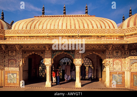 Dettaglio del padiglione dietro Ganesh Pol (Elefante Gate) in Fort Ambra Palace, Rajasthan, India Foto Stock