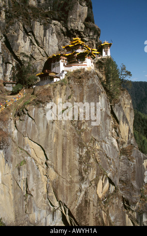 Vista del monastero Taktsang, situato su una scogliera 900m sopra la valle di Paro in Bhutan. Foto Stock