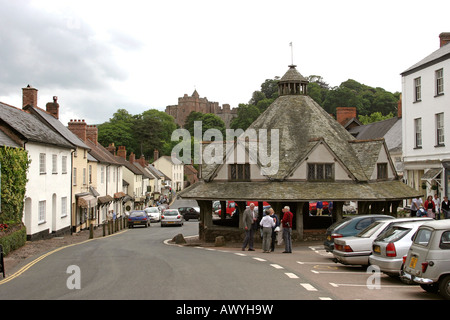 Somerset Dunster High Street mercato della lana e il Castello Foto Stock