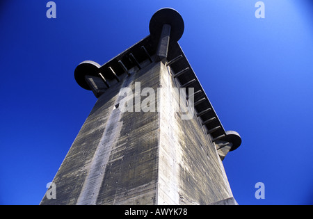 Un flakturm domina la Augarten, Vienna, Austria Foto Stock