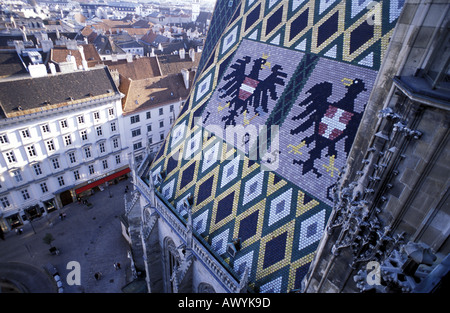 In piastrelle decorative tetto a falde di Stephansdom Cattedrale di St Stephen con vista su Vienna Austria Foto Stock