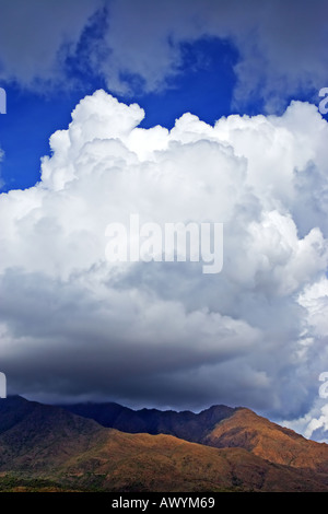 Grandi cumuli di nuvole temporalesche raccolta su una montagna in Spagna Foto Stock