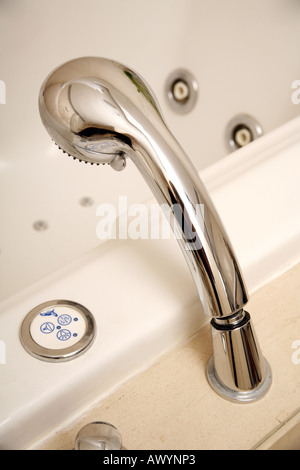 Il soffione della doccia in vasca idromassaggio jacuzzi Foto Stock