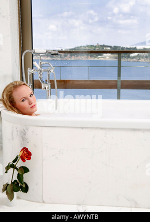 Donna godendo bubble bath Foto Stock