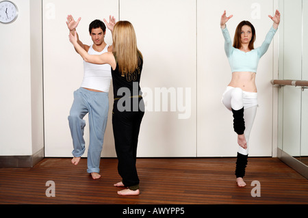 Gli studenti in un attivo di Tae bo classe Foto Stock