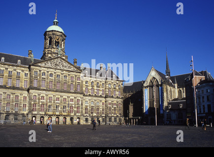 Piazza Dam in Amsterdam con Koninklijk Paleis in vista centrale e Niewe Kerk chiesa a destra Foto Stock