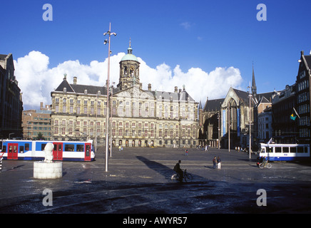 Piazza Dam in Amsterdam con Koninklijk Paleis in vista centrale e Niewe Kerk chiesa a destra Foto Stock