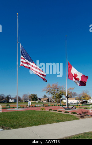 Gli Stati Uniti e bandiere canadesi vola a metà mast simbolico che una persona di spicco è morto Foto Stock