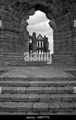 Una vista di Whitby Abbey, su cui si affaccia il North Yorkshire cittadina balneare di Whitby Foto Stock