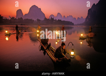 Cormorano pescatori Lanterne Illuminazione per la pesca notturna sul Fiume Li a Xingping in Guilin area della Cina Foto Stock