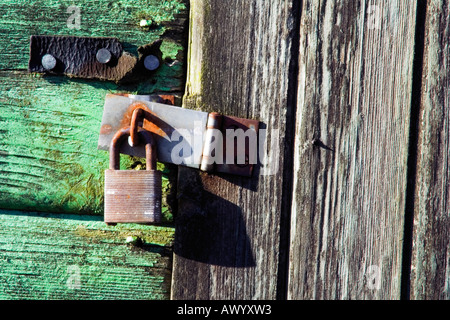 Un lucchetto su una vecchia porta di Boathouse Foto Stock