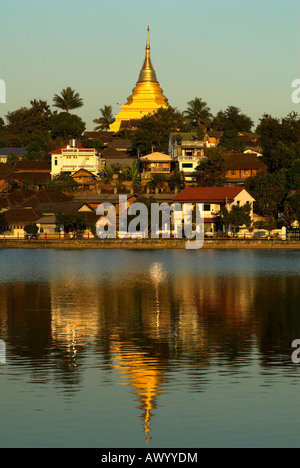 Wat Jom Kham riflesso in Naung Tung Lago, Kengtung, Myanmar (Birmania) Foto Stock