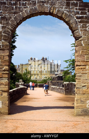 Un ingresso ad arco a Culzean Castle Gardens South Ayrshire in Scozia Foto Stock