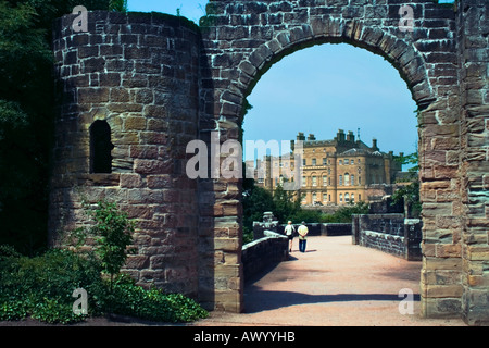 Un ingresso ad arco a Culzean Castle Gardens South Ayrshire in Scozia Foto Stock