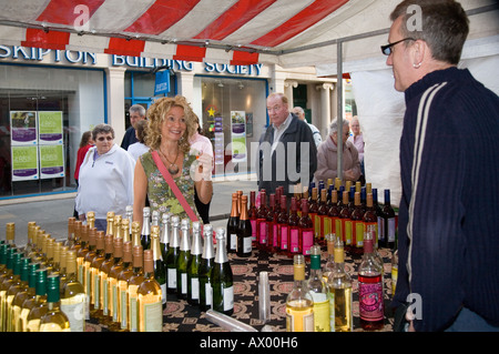 La donna a Dundee agricoltori ed artigianato e mercato di Natale; centro città bancarelle che vendono cibo e prodotti agricoli per gli acquirenti di esplorazione. Scozia UK Foto Stock