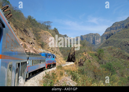 Elk144 1460 Messico Canyon di rame Chihuahua al Pacifico RR treno in corso verso il Canyon di rame Foto Stock