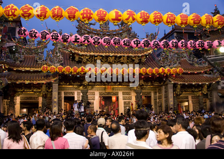 Folle si radunarono al di fuori del tempio Zhenlan Dajia in Taiwan per l'annuale pellegrinaggio Mazu e Festival. Foto Stock